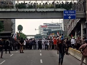 Jalan Thamrin-Monas Tertutup Massa Demo di Bawaslu, Lalin Dialihkan
