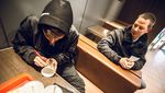 Suka Pizza, Begini Gaya Alan Walker Saat Sedang Kulineran