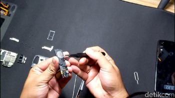 Inilah komponen bagian bawah, yang ditunjuk adalah port penghubung USB Type C. Foto: Adi Fida Rahman/detikINET