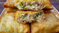 Martabak tahu dan telur ini dicampur dengan kornet dan irisan daun bawang. Kulitnya renyah enak dimakan untuk hidnagan berbuka puasa. Foto: Instagram@numpangsaveresep.id