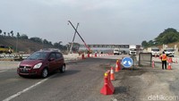 Akibat pengerjaan tersebut, kendaraan yang melintas harus mengurangi kecepatannya. Karena, terjadi penyempitan menjadi satu jalur saja.
