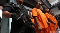 Penjagaan ketat juga dilakukan oleh petugas. 