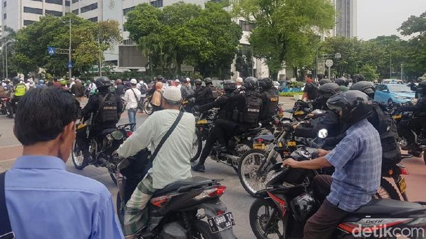  Massa yang akan berdemo sudah berkumpul di Masjid Istiqlal, Jakarta Pusat untuk long march menuju Bawaslu, Jumat (10/5/2019)