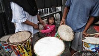 Warga memilih bedug mini yang dipasarkan di kawasan Tanah Abang, Jakarta.