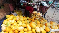 Pedagang timun suri mulai muncul di sejumlah tempat saat datang bulan suci ramadhan, salah satunya di kawasan Pasar Pal Merah, Jakarta, Jumat (10/5/2019).