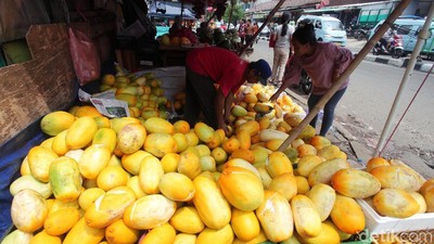 Manisnya Bisnis Timun Suri di Bulan Suci