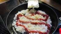 Kalau kehabisan kecap di rumah, nasi goreng juga enak lho pakai saus tomat. Rasanya gurih, asam, dan sedikit manis. Jangan lupa tambahkan telur mata sapi di atasnya. Foto: Istimewa