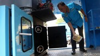 Heru Winarko memasukkan barang haram itu ke alat pemusnah sabu di kantor BNN, Jakarta.