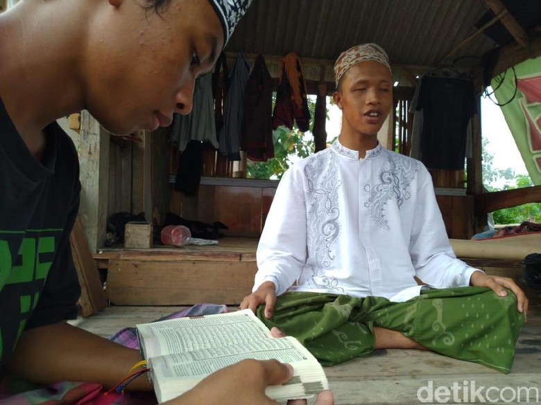 Pria Tunanetra di Mojokerto Ini Penghafal Al Quran Sejak Usia 8 Tahun Pria Tunanetra di Mojokerto Ini Penghafal Al Quran Sejak Usia 8 Tahun