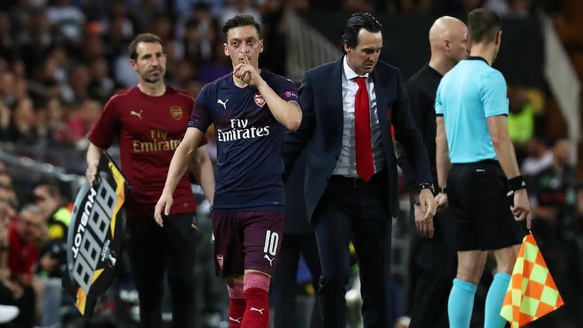 Pemain Arsenal Mesut Oezil membuat isyarat diam kepada fans Valencia. (Foto: Sergio Perez / Reuters)