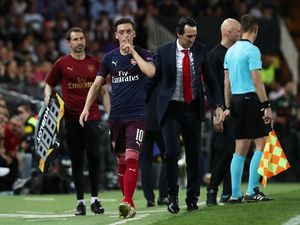 Balasan Oezil pada Fans Valencia: Ssst...!