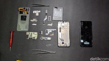 Ingat ya detikers... tidak disarankan membongkar ponsel Redmi Note 7 di rumah. Risiko tanggung sendiri. Foto: Adi Fida Rahman/detikINET