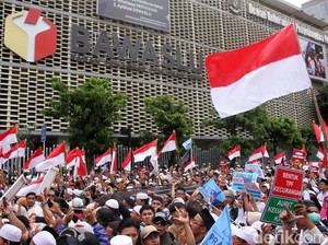 Muntah Usai Makan Takjil, Belasan Peserta Demo di Bawaslu Dibawa ke RSCM