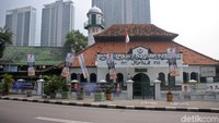 Masjid Jami Al-Makmur berdiri di kawasan Cikini, Jakarta. Masjid ini disebut sebagai salah satu masjid tertua di daerah Jakarta.