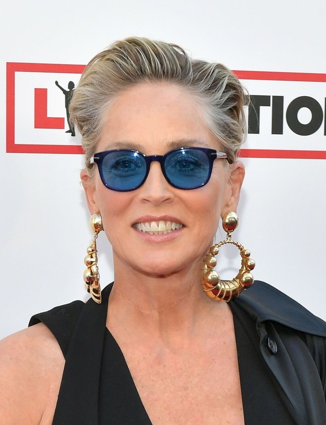 Penampilannya yang tampak muda juga dipengaruhi oleh potongan rambutnya yang konsisten dengan rambut pendek. Aku memangkas rambutku sendiri, ujar janda yang pernah menikah dua kali itu, seperti dikutip dari New Beauty.  Foto: Getty Images