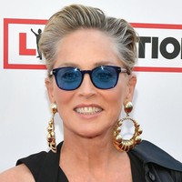 Penampilannya yang tampak muda juga dipengaruhi oleh potongan rambutnya yang konsisten dengan rambut pendek. Aku memangkas rambutku sendiri, ujar janda yang pernah menikah dua kali itu, seperti dikutip dari New Beauty.  Foto: Getty Images