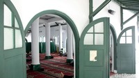 Masjid yang didominasi dengan warna hijau dan putih ini dibangun secara gotong royong oleh masyarakat di tahun 1932.