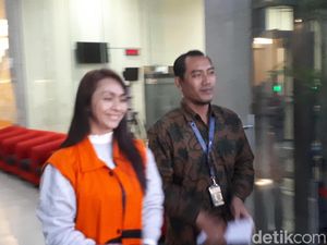 Tak Lagi Bertopi, Kini Bupati Talaud Umbar Senyum Usai Diperiksa KPK