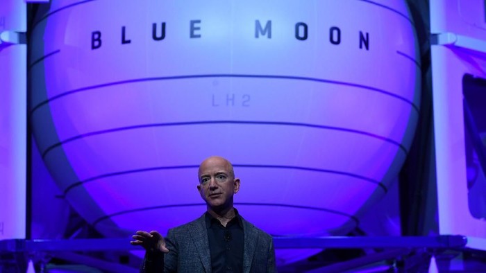 Founder, Chairman, CEO and President of Amazon Jeff Bezos unveils his space company Blue Origins space exploration lunar lander rocket called Blue Moon during an unveiling event in Washington, U.S., May 9, 2019. REUTERS/Clodagh Kilcoyne