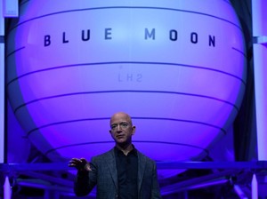 Jeff Bezos Bawa Manusia Termuda dan Tertua Tur ke Luar Angkasa