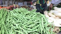 Lewat instagramnya @dog1510, kucing ini tampak sering berpose di pasar. Ia bergaya layaknya pedagang makanan. Nah kali ini ia berjualan buncis dengan kostum Loki.  Foto: instagram @dog1501