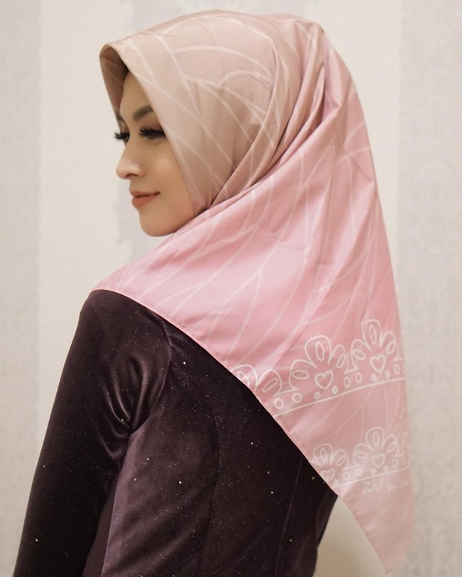 Bintang sinetron ‘Cinta Fitri’ itu tampil cantik memakai hijab segi empat motif dari ZV by Zora Vidyanata. Ia memakai hijab tersebut dengan gaya sederhana dan menutup dada. Foto: Instagram/donitahubiy