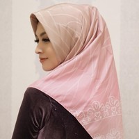 Bintang sinetron ‘Cinta Fitri’ itu tampil cantik memakai hijab segi empat motif dari ZV by Zora Vidyanata. Ia memakai hijab tersebut dengan gaya sederhana dan menutup dada. Foto: Instagram/donitahubiy