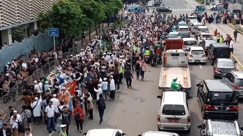 Aneka Cara Pendukung Prabowo Asal Karawang Hadiri Aksi 22 Mei Aneka Cara Pendukung Prabowo Asal Karawang Hadiri Aksi 22 Mei