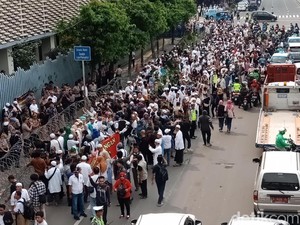 Aneka Cara Pendukung Prabowo Asal Karawang Hadiri Aksi 22 Mei