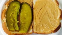 Selai kacang yang punya rasa gurih manis, bisa ditambahkan dengan acar yang punya rasa sedikit asam. Tentunya rasa ini akan di netralisir oleh roti tawar. Foto: Istimewa