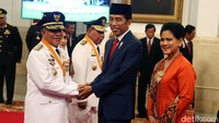 Begini momen saat Presiden Jokowi melantik Gubernur dan Wakil Gubernur Maluku Utara Abdul Gani Kasuba dan Al Yasin di Istana Negara, Jakarta, Jumat (10/5/2019).
