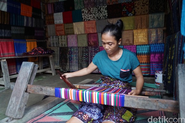 Menenun pun menjadi tradisi wajib mereka. Setiap perempuan Sade harus bisa menenun, dan mereka boleh dinikahkan kalau sudah bisa menenun. (Syanti/detikcom) Menenun pun menjadi tradisi wajib mereka. Setiap perempuan Sade harus bisa menenun, dan mereka boleh dinikahkan kalau sudah bisa menenun. (Syanti/detikcom)