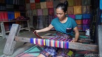 Menenun pun menjadi tradisi wajib mereka. Setiap perempuan Sade harus bisa menenun, dan mereka boleh dinikahkan kalau sudah bisa menenun. (Syanti/detikcom)