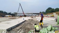 Dampak dari pengerjaan GT Cikarang Utama itu membuat jalan dipenuhi pasir. Sehingga, pengendara perlu berhati-hati dengan licinnya jalan akibat pasir tersebut.