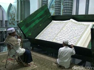 Unik! di Banyuwangi Tadarus Gunakan Alquran Raksasa