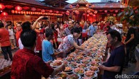 Para relawan dan pengurus Yayasan Wihara sudah sejak pukul 16.30 menyiapkan sajian buka puasa di area Wihara.