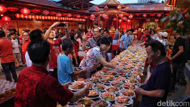 Makanan yang dibagikan di Petak Sembilan saat Imlek.