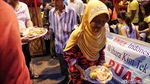 Nikmat! Warga Tionghoa Sebar Takjil Gratis