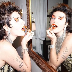 Gucci Tampilkan Iklan Lipstik dengan Model Bergigi Kuning dan Ompong Gucci Tampilkan Iklan Lipstik dengan Model Bergigi Kuning dan Ompong