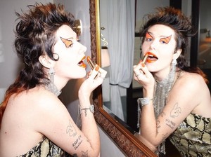 Gucci Tampilkan Iklan Lipstik dengan Model Bergigi Kuning dan Ompong