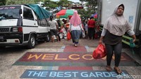 Pasar tersebut merupakan program dari food station dan Dinas Ketahanan Pangan.