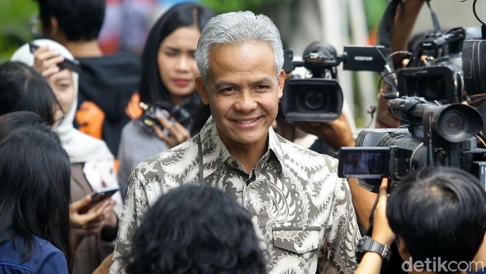 Gubernur Jawa Tengah Ganjar Pranowo diperiksa KPK sebagai saksi kasus dugaan korupsi e-KTP. Usai diperiksa Ganjar langsung pose tiga jari.