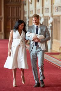 Hari Ayah, Pangeran Harry dan Meghan Markle Pamer Foto Bayi Archie