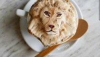 Roar! Si Raja Hutan siap menenami sore kamu. Lihat tatapannya yang tegas seperti memandang foto singa. Padahal singa ini tak lain adalah busa susu. Foto: instagram periperipeng