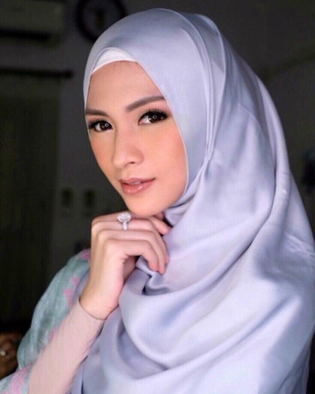 Donita Nugroho dikenal sebagai bintang FTV dan sinetron yang wajahnya tak asing di layar kaca. Baru-baru ini, ia mengejutkan publik dengan penampilannya yang berbeda. Ia mentap mengenakan hijab. Foto: Instagram/donitahubiy