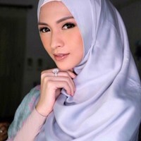 Donita Nugroho dikenal sebagai bintang FTV dan sinetron yang wajahnya tak asing di layar kaca. Baru-baru ini, ia mengejutkan publik dengan penampilannya yang berbeda. Ia mentap mengenakan hijab. Foto: Instagram/donitahubiy