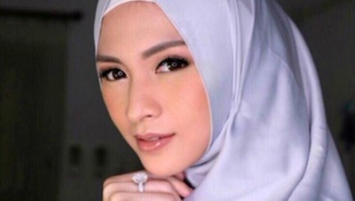 Donita Berhijab, Gaya Cantiknya Curi Perhatian Fitrop hingga Kartika Putri