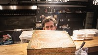 Beginilah jadinya kalau pesan makanan dengan perut kosong. Ada sekitar 8 kotak pizza yang ia pegang. Waduh banyak banget! Foto: Instagram@alanwalkermusic