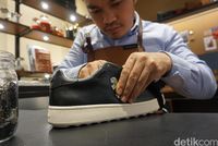 Ramdani, seorang Craftsman Coach, meng-customize sneakers C101