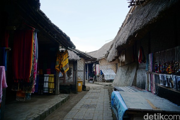 Memasuki desa, akan terlihat rumah-rumah beratap jerami dengan dinding bambu berdiri kokoh dan berjejer. (Syanti/detikcom) Memasuki desa, akan terlihat rumah-rumah beratap jerami dengan dinding bambu berdiri kokoh dan berjejer. (Syanti/detikcom)